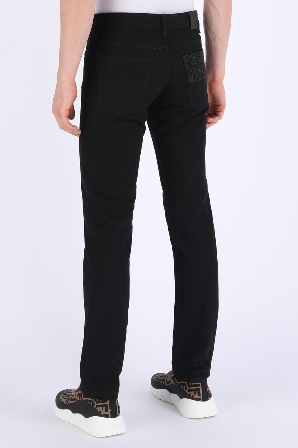 נעלי סניקרס מונוגרמיות בגווני חום ושחור